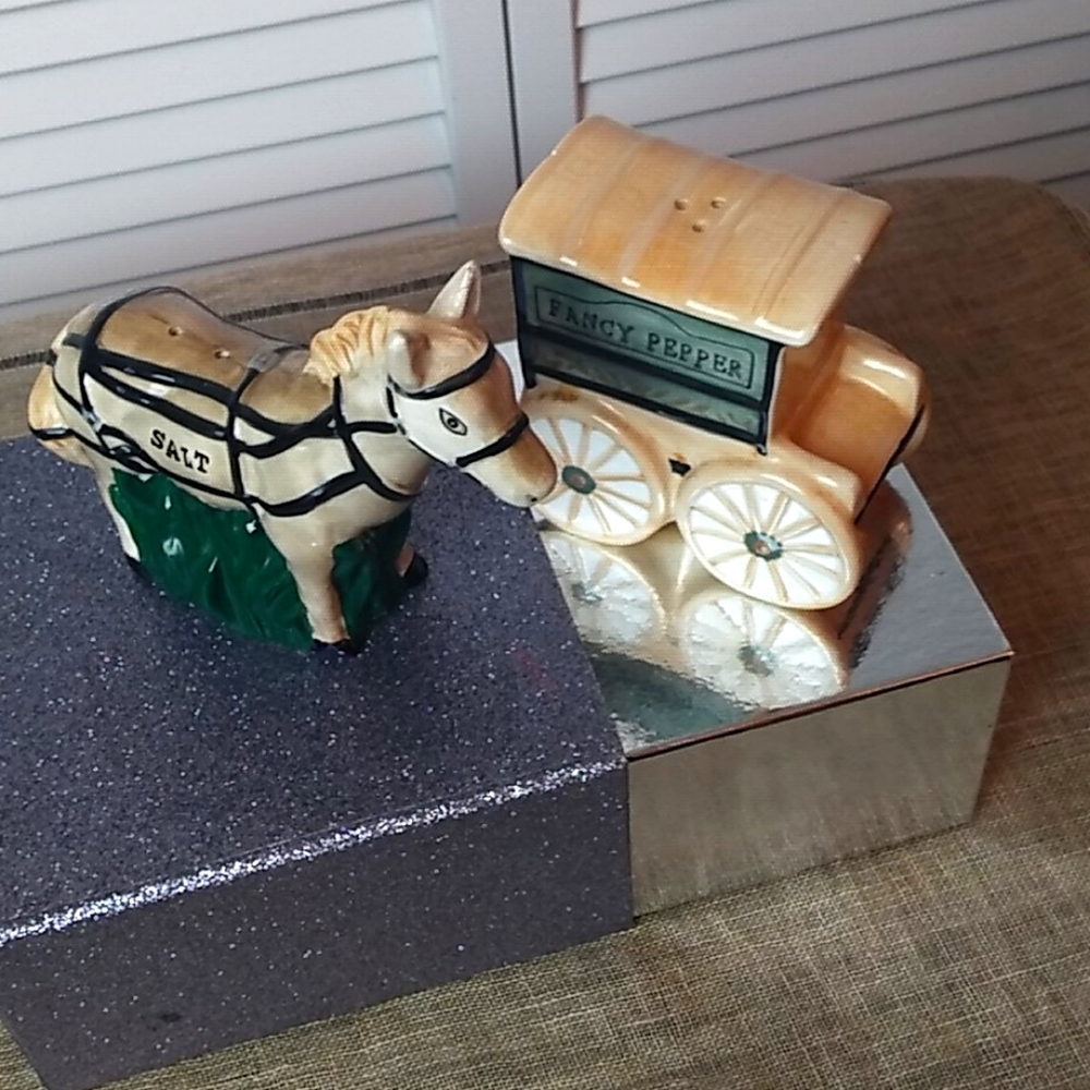 Horse And Carriage Salt And Fancy Pepper Set